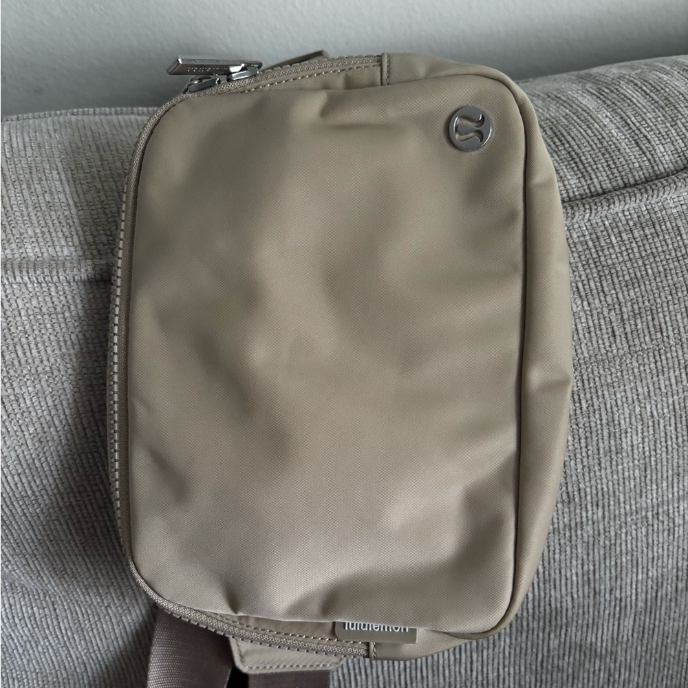 Lululemon Belt Bag 2L in Trench